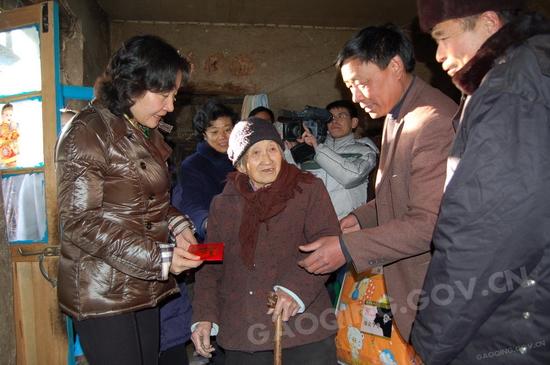 市委常委、团市委书记魏艳菊到团市委帮扶村走