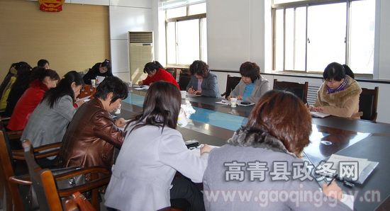 县妇联召开推进<em>女性进村</em>两委工作调度会