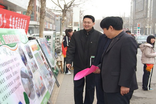 县实验中学:刘清天局长视察实验中学生态高青