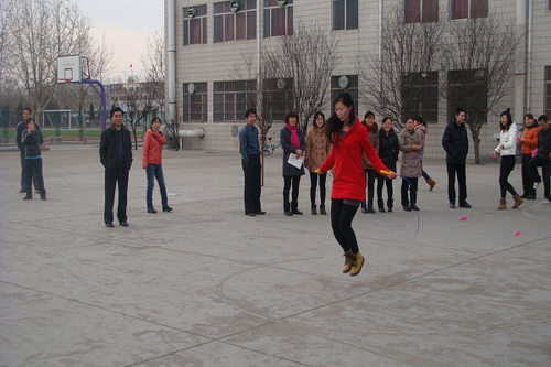 县实验中学:教师三八节里运动忙!