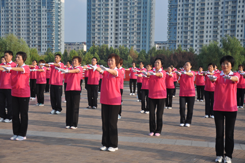 县举办社保情·暖万家企业退休人员广场操舞