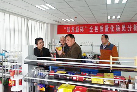 山东省糖酒副食品商业协会会长薛剑锐到县检验检测中心进行参观调研