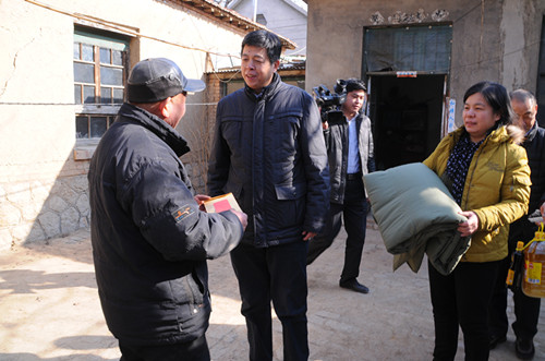 市环保局副局长吴国栋一行到田镇街道郝家村慰