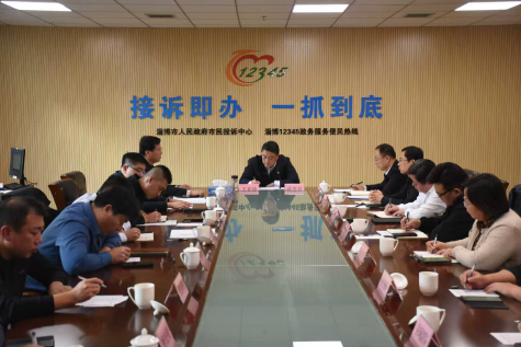 王亚玮现场接听12345政务服务便民热线电话