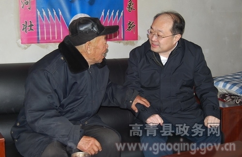 明子春走访慰问老党员和困难群众