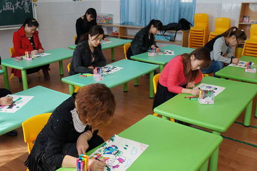 三八”节来临之际举办了一场生动的简笔画比